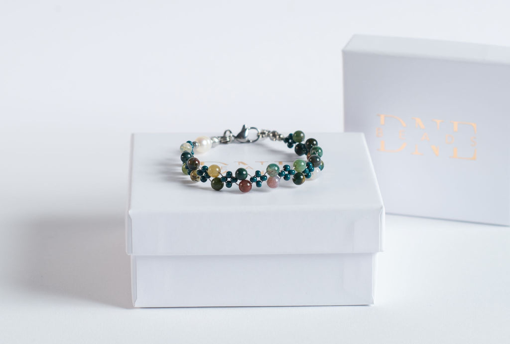 Das Forest Moss – Twister Armband vereint natürlich gemaserten grünen Achat mit kleinen hellen Akzentperlen und goldfarbenen Details. Die Steine zeigen weiche Grün- und Cremetöne, die an Waldmoos, Blätterstrukturen und natürliche Erdigkeit erinnern.

Durch die charakteristische Twister-Struktur entsteht ein sanft bewegtes Design, das die individuelle Maserung jedes Achats besonders schön hervorhebt. Die hellen Detailperlen bringen Leichtigkeit in das Armband und lassen die kräftigen Grünnuancen klar hervor.