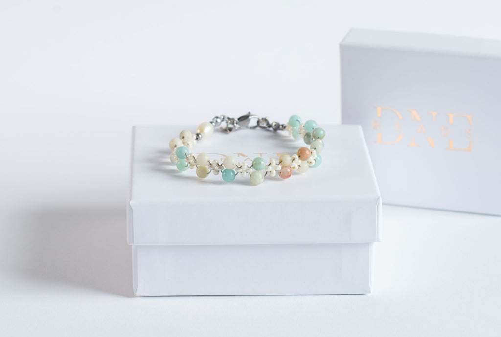 Das Twister-Armband Aqua Breeze kombiniert pastellige Amazonitsteine mit kleinen weißen Akzentperlen und zarten, apricotfarbenen Natursteinkugeln.

Die Mischung aus sanften Blau‑ und Grüntönen mit warmem Apricot erinnert an eine leichte Sommerbrise über einem sonnengewärmten Strand.