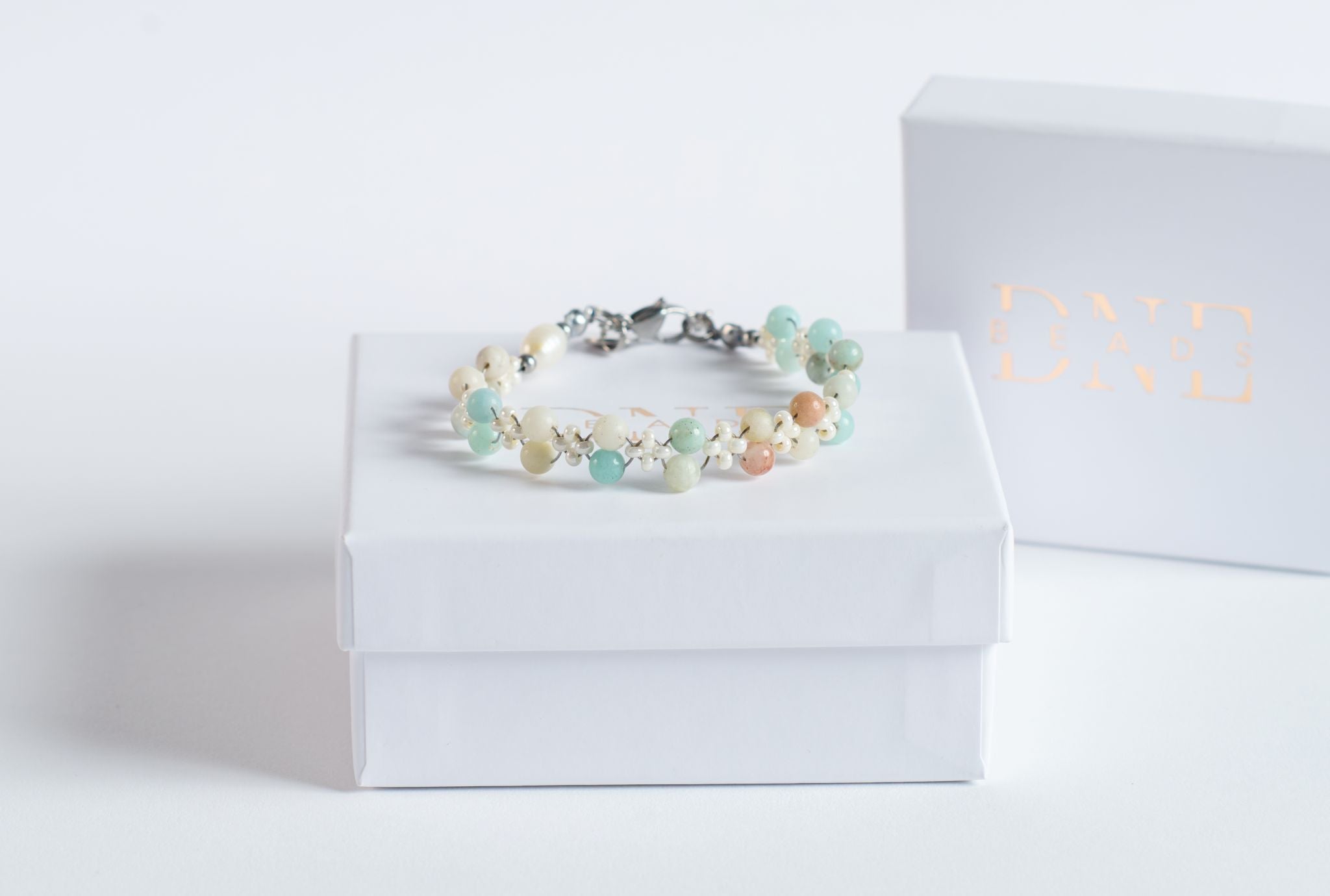 Das Twister-Armband Aqua Breeze kombiniert pastellige Amazonitsteine mit kleinen weißen Akzentperlen und zarten, apricotfarbenen Natursteinkugeln.

Die Mischung aus sanften Blau‑ und Grüntönen mit warmem Apricot erinnert an eine leichte Sommerbrise über einem sonnengewärmten Strand.