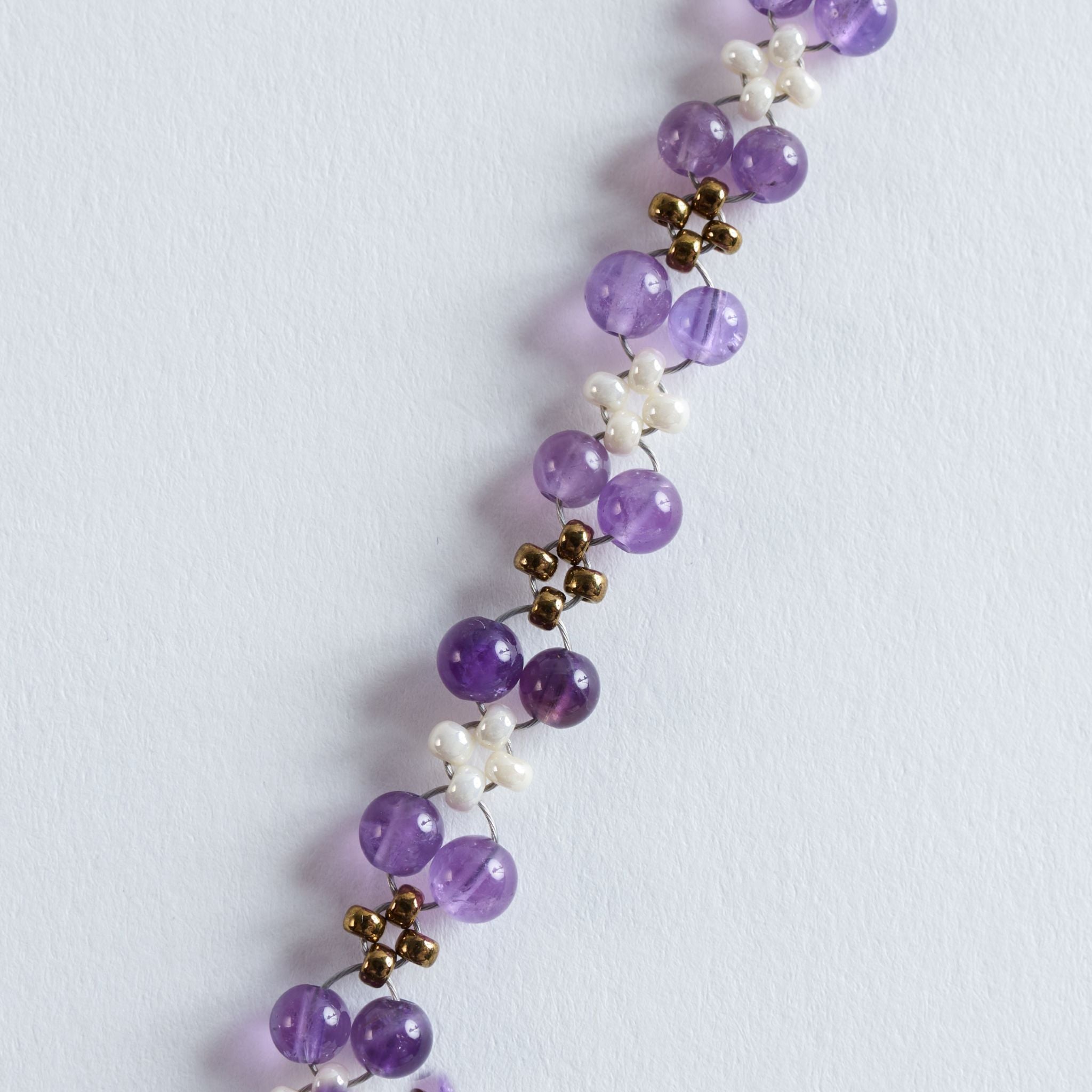 Farbe
Helles Violett, natürliche Fliedertöne, cremiges Weiß, goldene Akzente