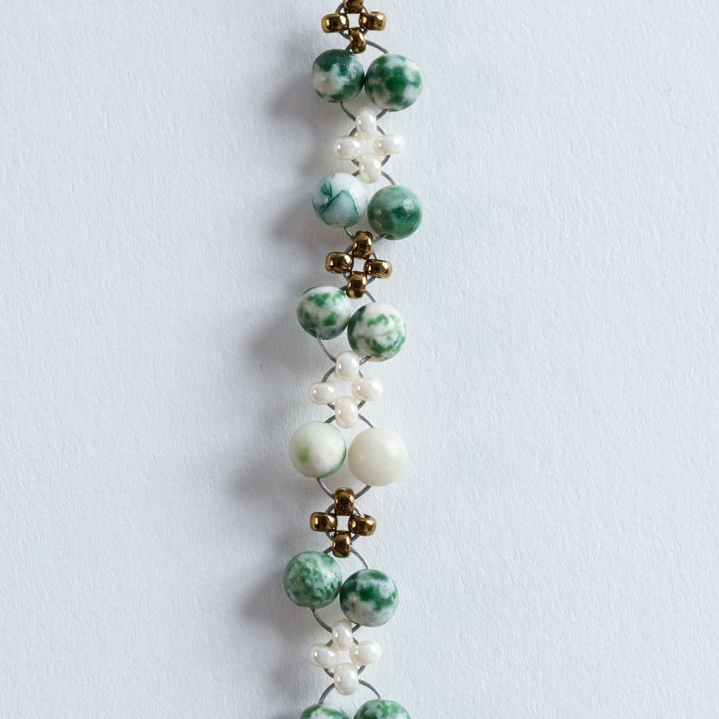 Farbe
Naturgrün, Weiß, Beige, Gold, marmorierte Grüntöne