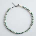„Forest Pearl“ kombiniert sanft gemaserten Baumachat mit feinen weißen Glasperlen. Die natürliche Grüntönung erinnert an Waldlicht und vermittelt Ruhe, Balance und Erdung. Eine harmonische, klare Kette, die Natürlichkeit und Minimalismus elegant verbindet.