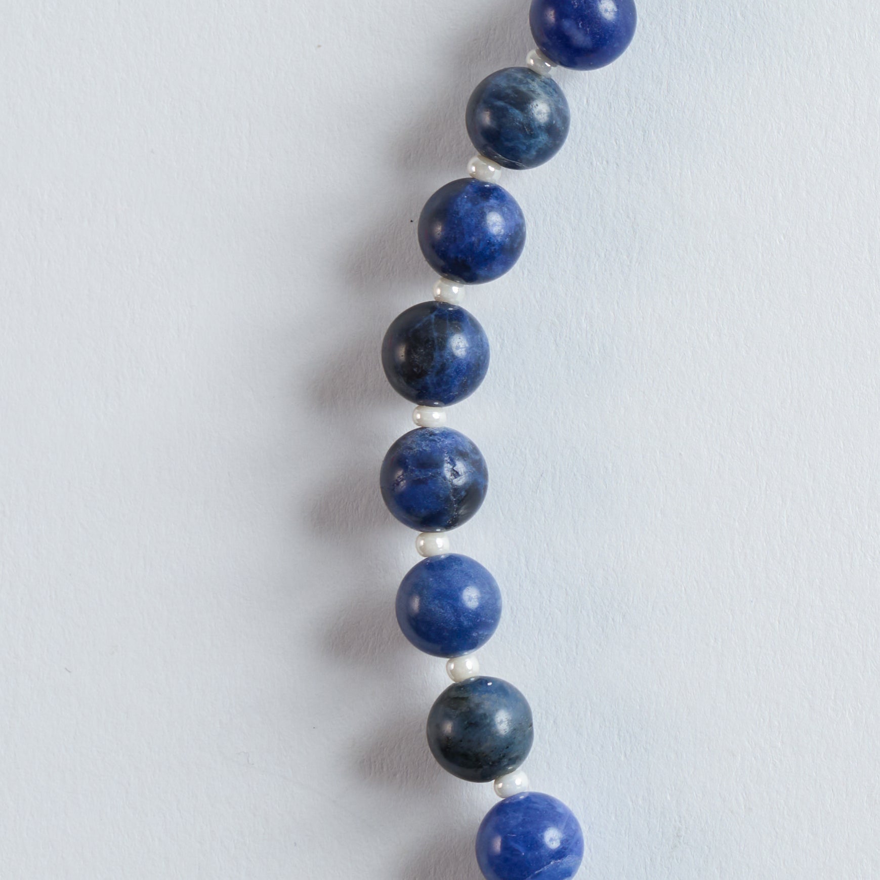 Farbe
Dunkelblau, Weiß