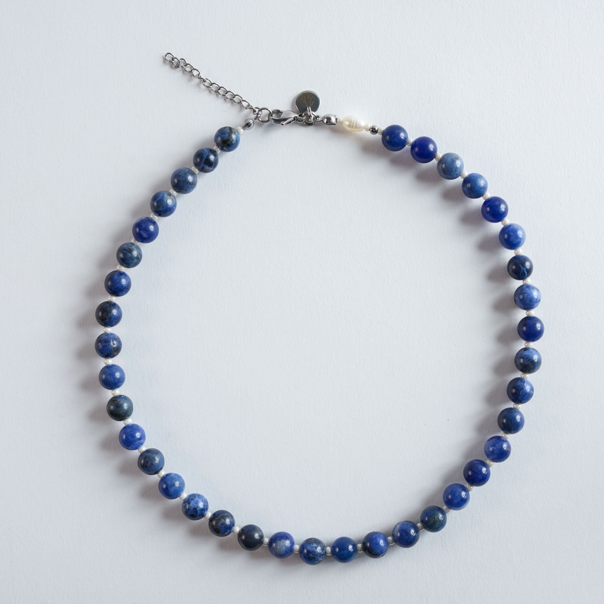 Midnight Stone besteht aus hochwertigem Sodalith mit tiefblauen Tönen und natürlichen Hell-Dunkel-Nuancen. Die Steine wirken klar, ruhig und elegant und geben der Kette ein zeitloses, ausbalanciertes Erscheinungsbild. Durch ihre feine Struktur passt sie zu schlichten Outfits genauso gut wie zu eleganteren Looks.


Farbe