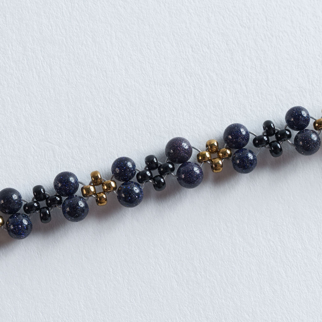 
Farbe
Dunkelblau, Schwarz, Gold

Dieses Armband wirkt modern, ruhig und erinnert an die Stille der Nacht.