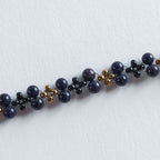 
Farbe
Dunkelblau, Schwarz, Gold

Dieses Armband wirkt modern, ruhig und erinnert an die Stille der Nacht.