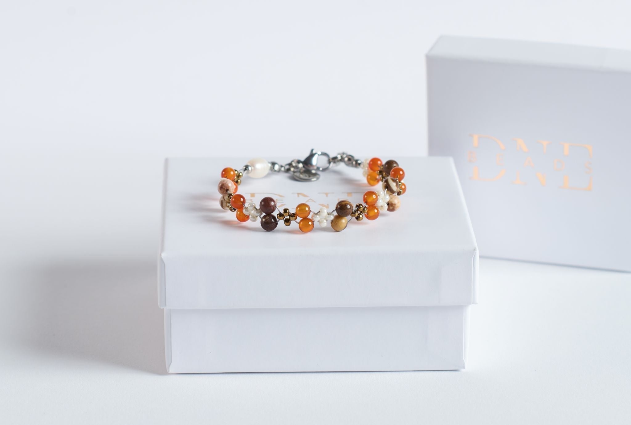 Das Twister-Armband&nbsp;Fallen Leaves&nbsp;kombiniert warme Karneol- und Orangeglasperlen mit sanften Beige-, Gold- und Brauntönen und fängt so die Stimmung von leuchtendem Herbstlaub ein.

Die Twister-Struktur lässt die Farben dynamisch ineinander übergehen und erzeugt ein lebendiges, warmes Farbspiel, das an wirbelnde Blätter und glühende Abendsonnen erinnert.