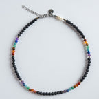 Die Kette „Colorflow Lava“ verbindet schwarzen Lavastein mit farbigen Halbedelsteinen, die in einem klaren Farbverlauf arrangiert sind. Die kräftigen Töne von Rot, Orange, Grün, Hellblau, Blau und Violett setzen moderne, dynamische Akzente und machen die Kette zu einem lebendigen Statement-Piece.