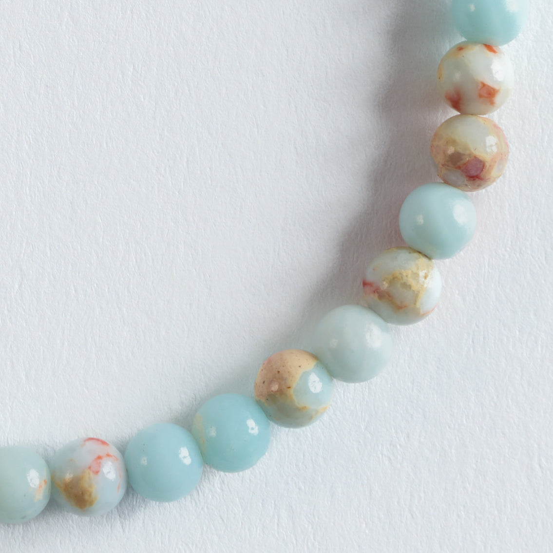 Farbe
Hellblau, Mintgrün, Beige, Apricot, zarte Rotnuancen, Weiß