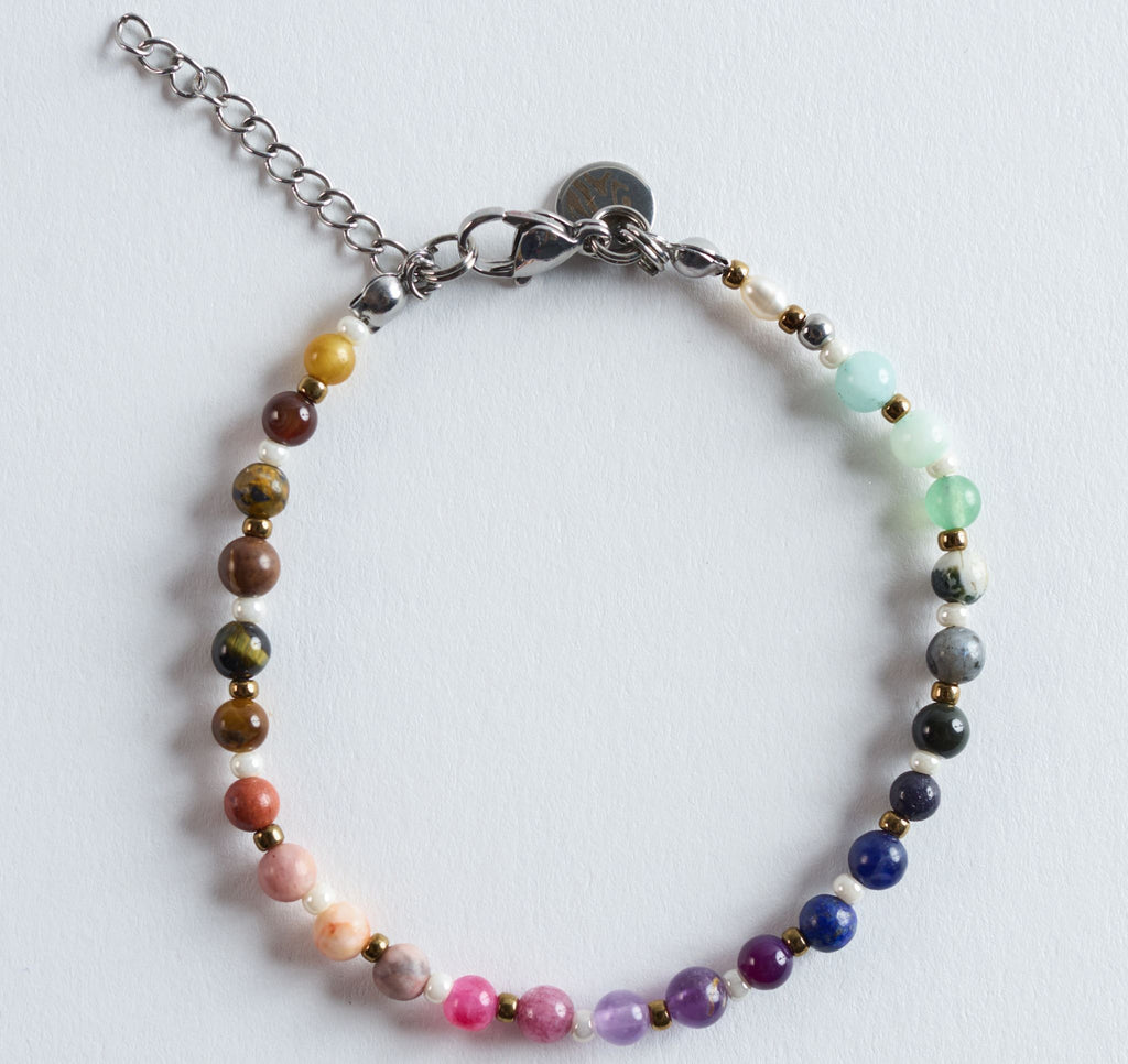 Das Armband Color Harmony Gold verbindet natürliche Edelsteinfarben mit einem zarten Goldschimmer und erinnert an ein sanft leuchtendes Lichtspektrum ums Handgelenk. Das Armband wirkt gleichzeitig zurückhaltend und edel und setzt einen warmen Akzent, ohne sich in den Vordergrund zu drängen.