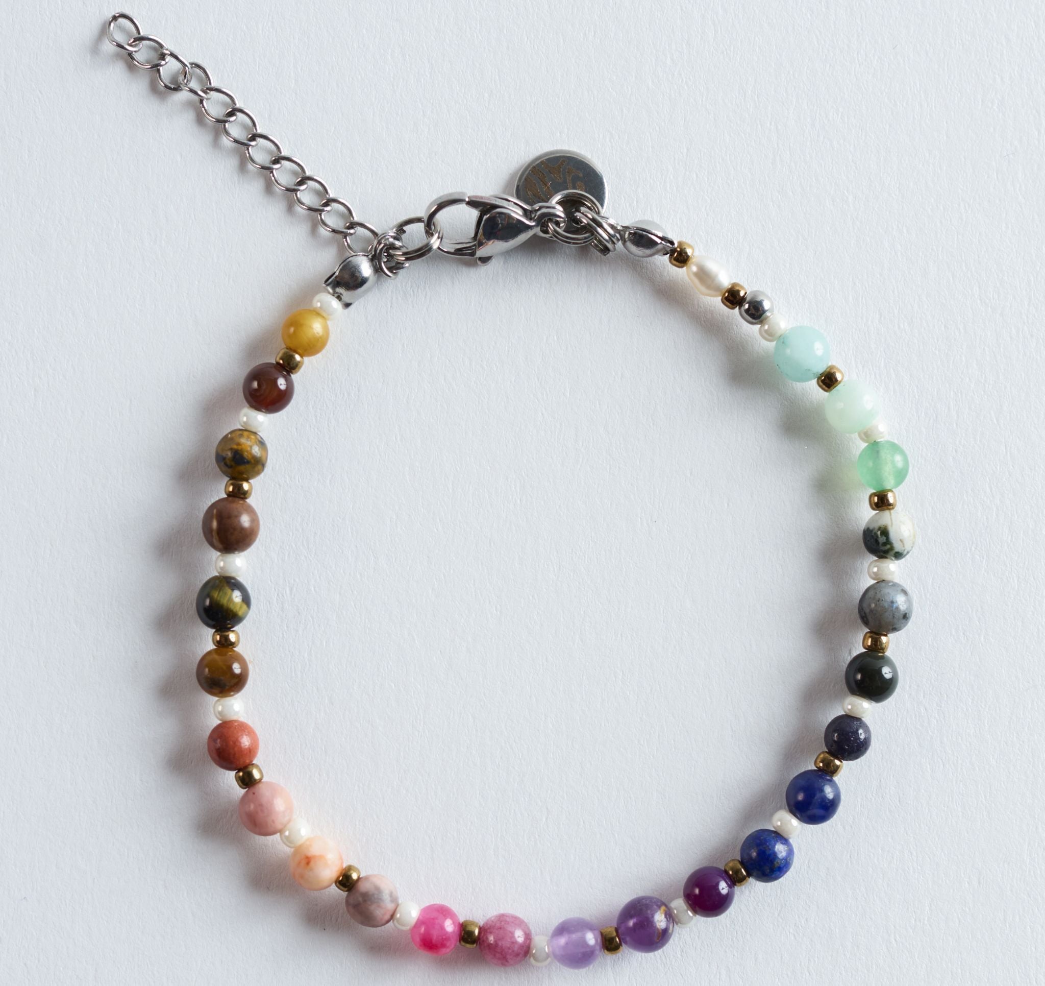 Das Armband Color Harmony Gold verbindet natürliche Edelsteinfarben mit einem zarten Goldschimmer und erinnert an ein sanft leuchtendes Lichtspektrum ums Handgelenk. Das Armband wirkt gleichzeitig zurückhaltend und edel und setzt einen warmen Akzent, ohne sich in den Vordergrund zu drängen.