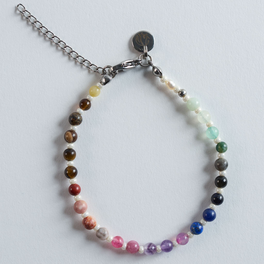 Das Armband Color Harmony zeigt einen weichen Farbverlauf von warmen Naturtönen bis hin zu sanften Farbakzenten und legt sich dezent ums Handgelenk. Die feine Abstimmung der Farben wirkt ruhig, modern und lässt sich mühelos zu Alltags- wie Business-Looks kombinieren.