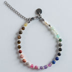 Das Armband Color Harmony zeigt einen weichen Farbverlauf von warmen Naturtönen bis hin zu sanften Farbakzenten und legt sich dezent ums Handgelenk. Die feine Abstimmung der Farben wirkt ruhig, modern und lässt sich mühelos zu Alltags- wie Business-Looks kombinieren.