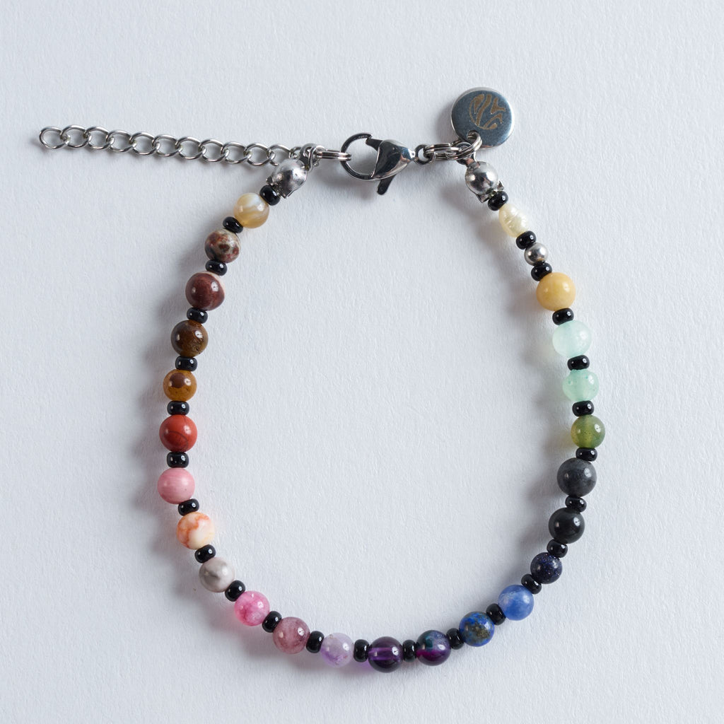 Das Armband Color Shadow spielt mit dem Kontrast zwischen klaren Farben und dunklen Zwischenräumen und erzeugt so einen grafischen, leicht edgy wirkenden Look. Der feine Farbverlauf kommt durch die dunklen Akzente besonders gut zur Geltung und macht das Armband zu einem modernen Begleiter für jeden Tag.