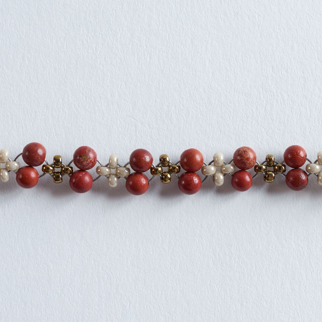 Farbe
Terracotta, Warmrot, Cremeweiß, zarte Goldnuancen