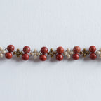 Farbe
Terracotta, Warmrot, Cremeweiß, zarte Goldnuancen