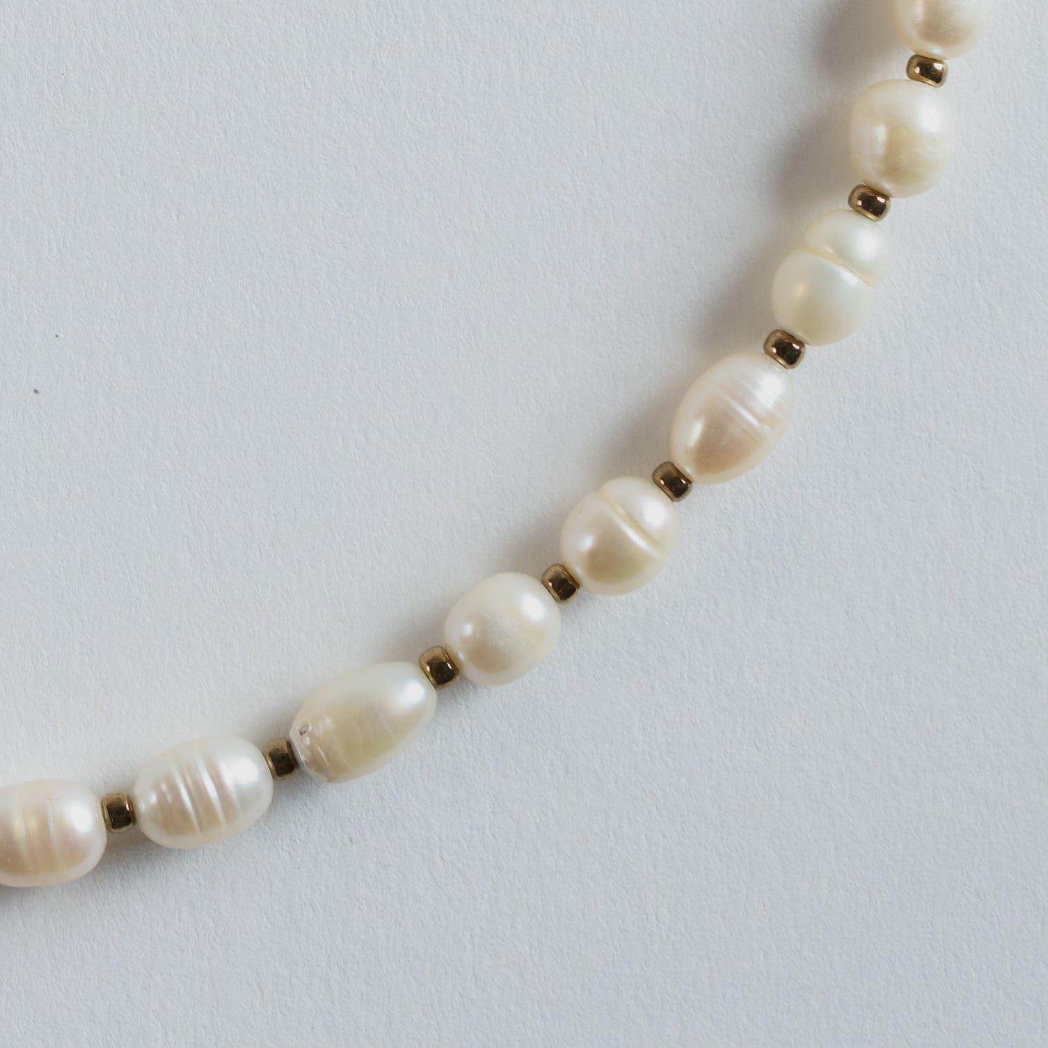 Farbe
Klassisches Perlweiß, weiche Cremetöne, natürlicher Glanz