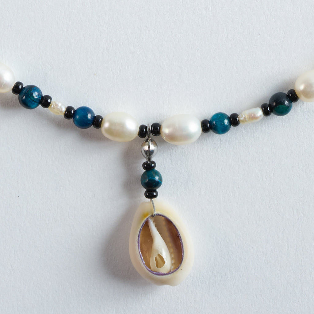 Farbe:
Kräftiges Türkis, Weiß und Gold verbinden sich zu einem modernen, frischen Look. Die Farbkombination wirkt klar, lebendig und sommerlich.