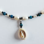 Farbe:
Kräftiges Türkis, Weiß und Gold verbinden sich zu einem modernen, frischen Look. Die Farbkombination wirkt klar, lebendig und sommerlich.