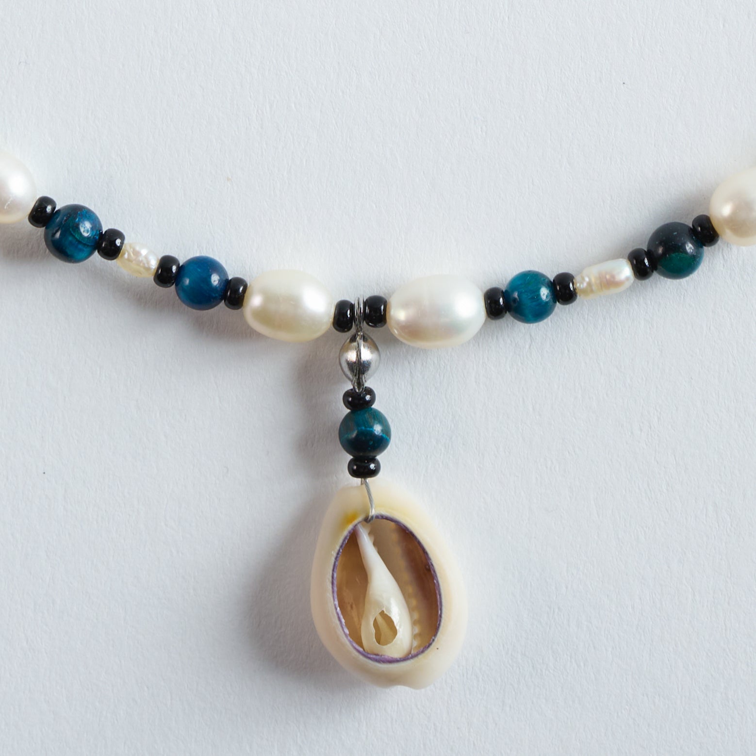 Farbe:
Kräftiges Türkis, Weiß und Gold verbinden sich zu einem modernen, frischen Look. Die Farbkombination wirkt klar, lebendig und sommerlich.