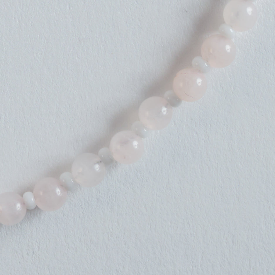 Farbe
Zartrosa, milchig hell, sanfter Pastellton