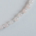 Farbe
Zartrosa, milchig hell, sanfter Pastellton