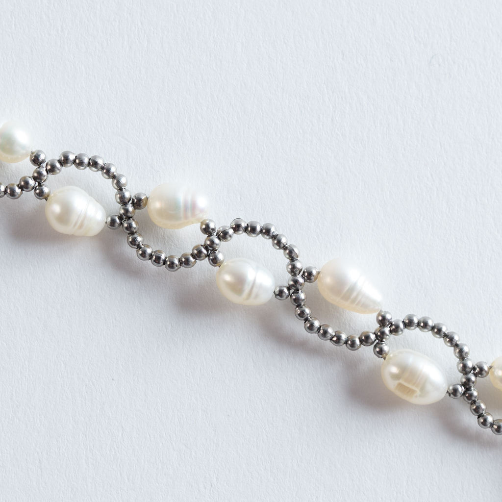 Farbe
Reines Perlweiß, silberner Glanz

Ein Schmuckstück, das sich zu jedem Outfit tragen lässt.