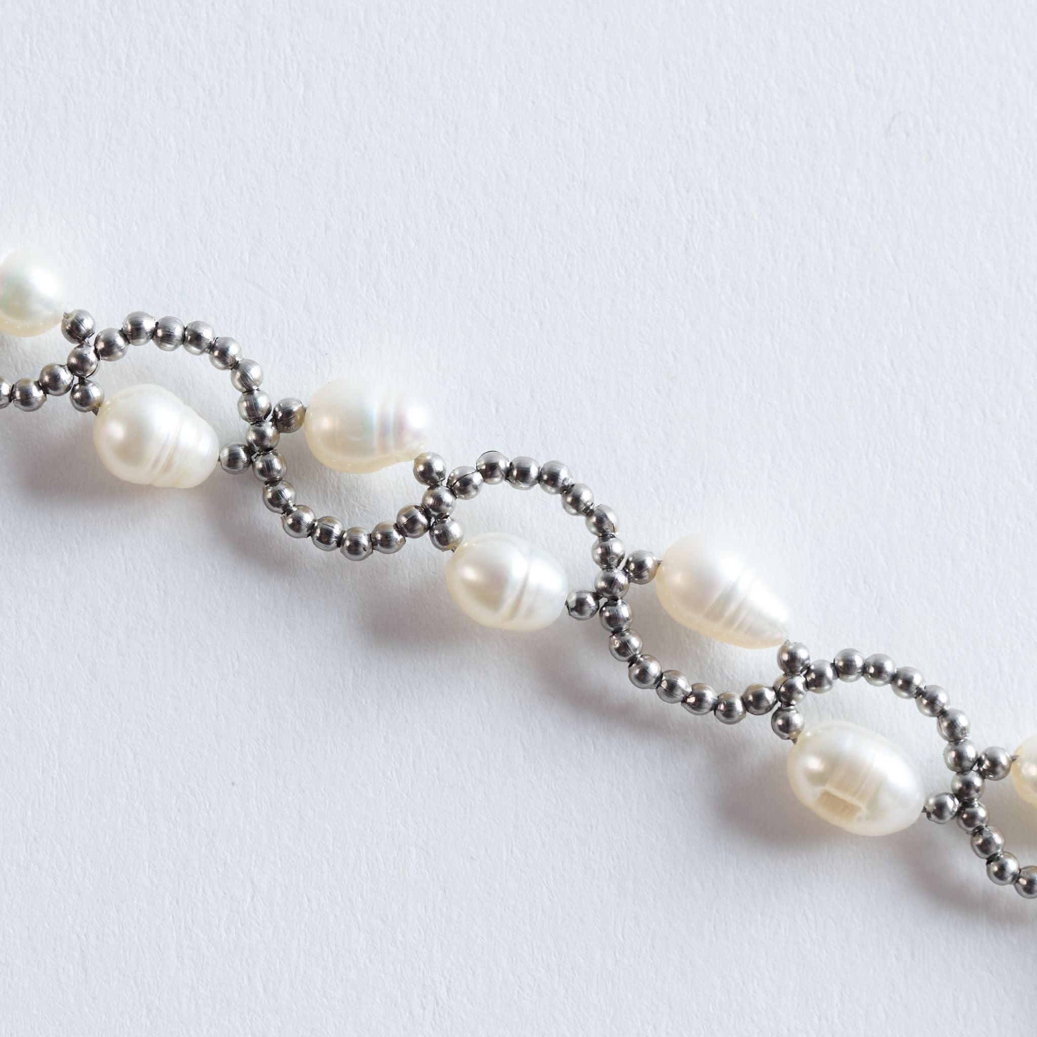 Farbe
Reines Perlweiß, silberner Glanz

Ein Schmuckstück, das sich zu jedem Outfit tragen lässt.