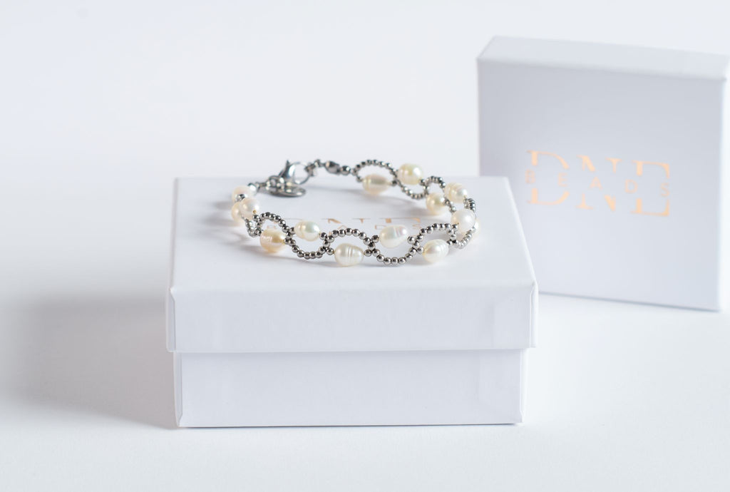Das Twister-Armband Pure Pearl kombiniert natürliche Süßwasserperlen mit kleinen Edelstahlkügelchen in einer leichten Drehoptik. Die Twister-Struktur verleiht dem klassischen Perlenlook eine moderne Linie. Die Mischung aus Weiß und Silber wirkt frisch, elegant und zeitlos.
