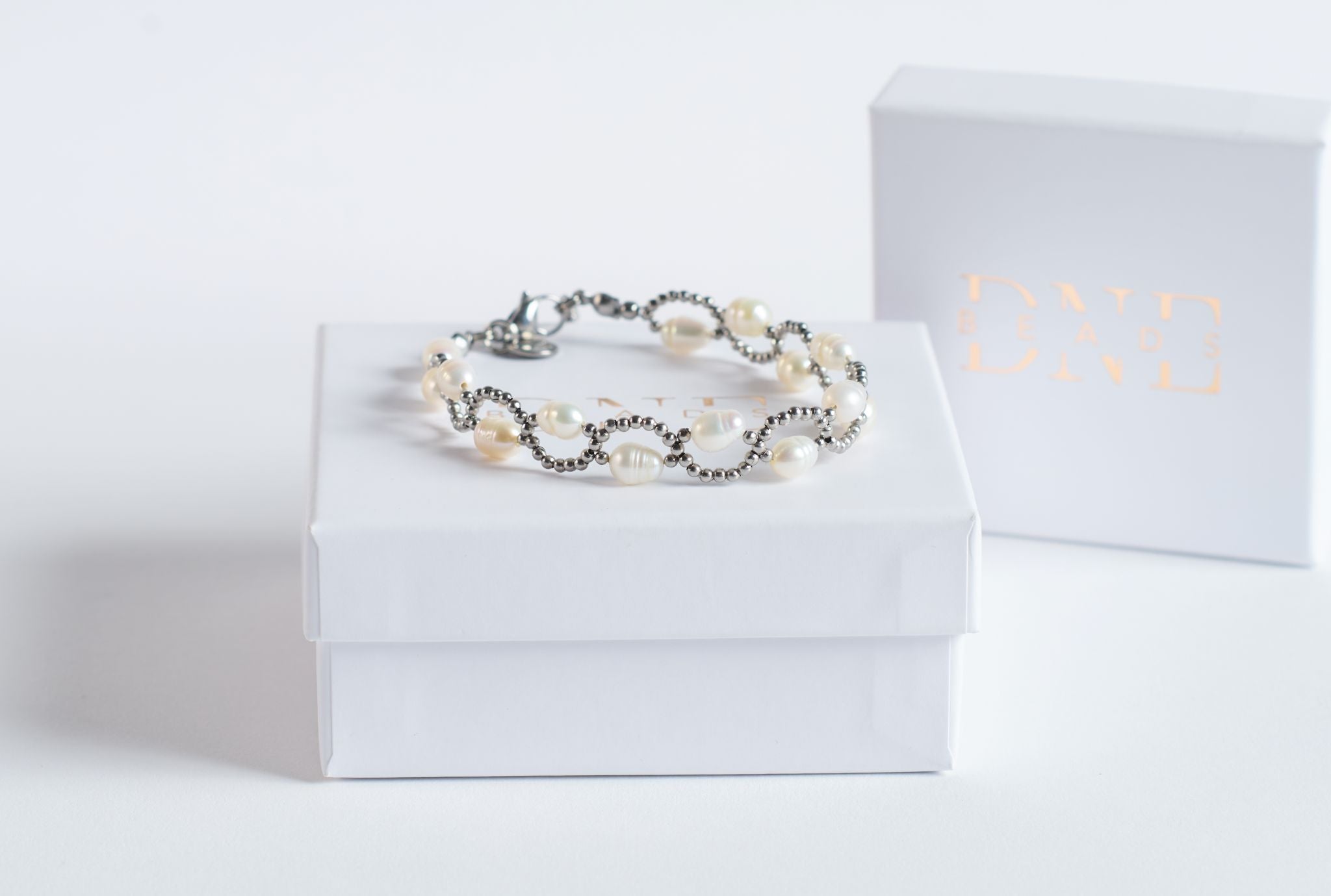 Das Twister-Armband Pure Pearl kombiniert natürliche Süßwasserperlen mit kleinen Edelstahlkügelchen in einer leichten Drehoptik. Die Twister-Struktur verleiht dem klassischen Perlenlook eine moderne Linie. Die Mischung aus Weiß und Silber wirkt frisch, elegant und zeitlos.
