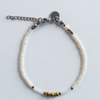 Das Armband Ivory greift die sanfte Farbwelt der Kette auf und übersetzt sie in ein feines Detail fürs Handgelenk.

Helle Glasperlen, facettierter Mondstein und goldfarbener Hämatit schaffen ein luftiges, zeitloses Design, das sich mühelos mit anderen Schmuckstücken kombinieren lässt.