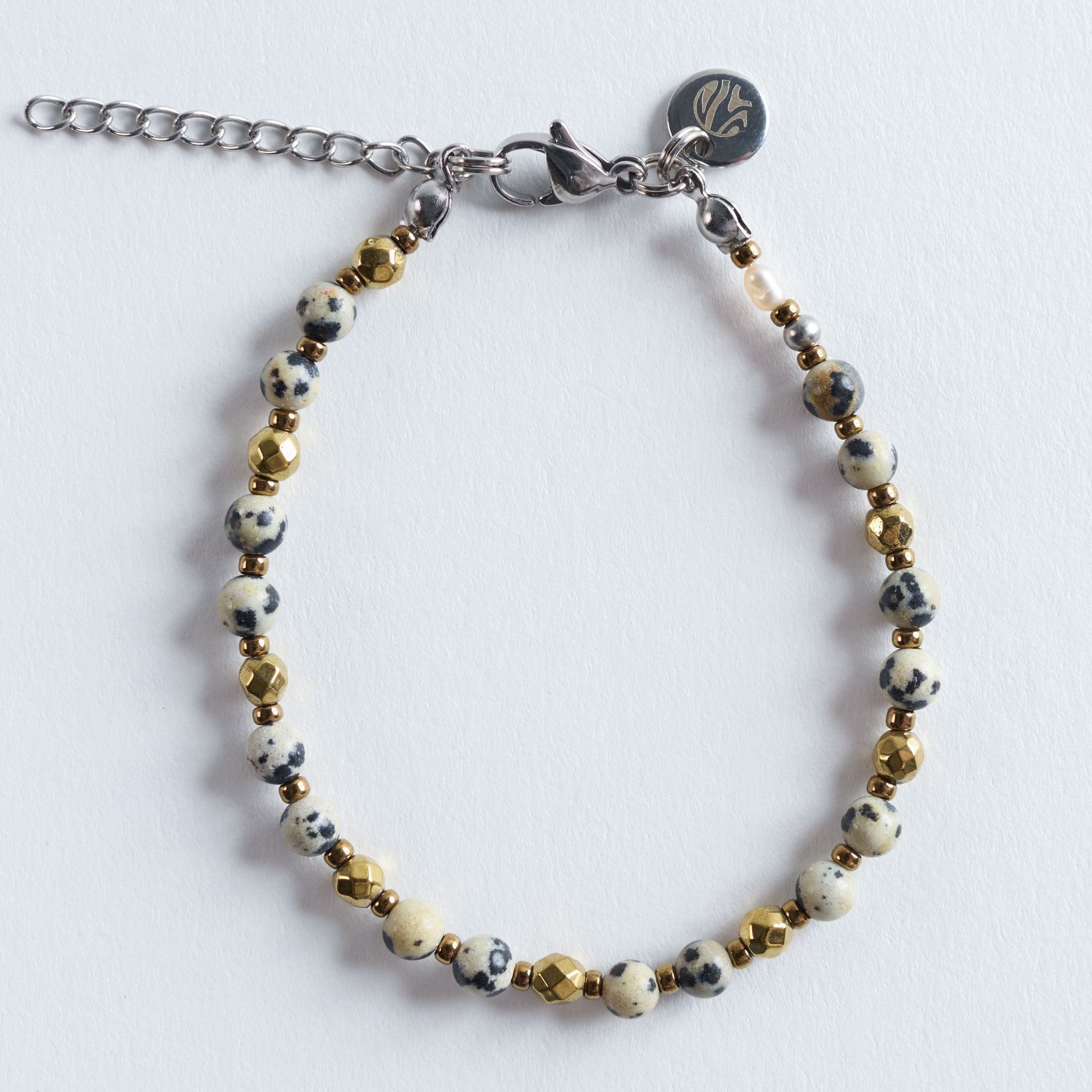 Das Armband Golden Dalmatiner&nbsp;greift die natürliche Sprenkelstruktur des Dalmatiner Jaspis auf und kombiniert sie mit goldfarbenen Akzenten.

Die klaren Kontraste aus Creme, Schwarz und Gold verleihen dem Design eine moderne, gleichzeitig ruhige Ausstrahlung.