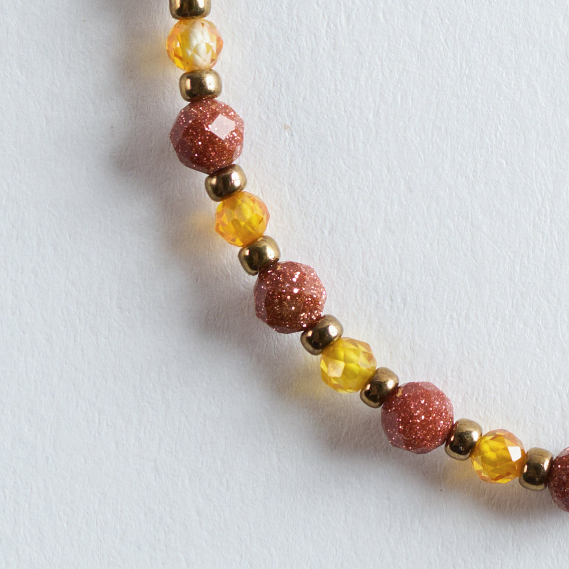 Farbe
Warmes Sandbraun, Gold, Honiggelb