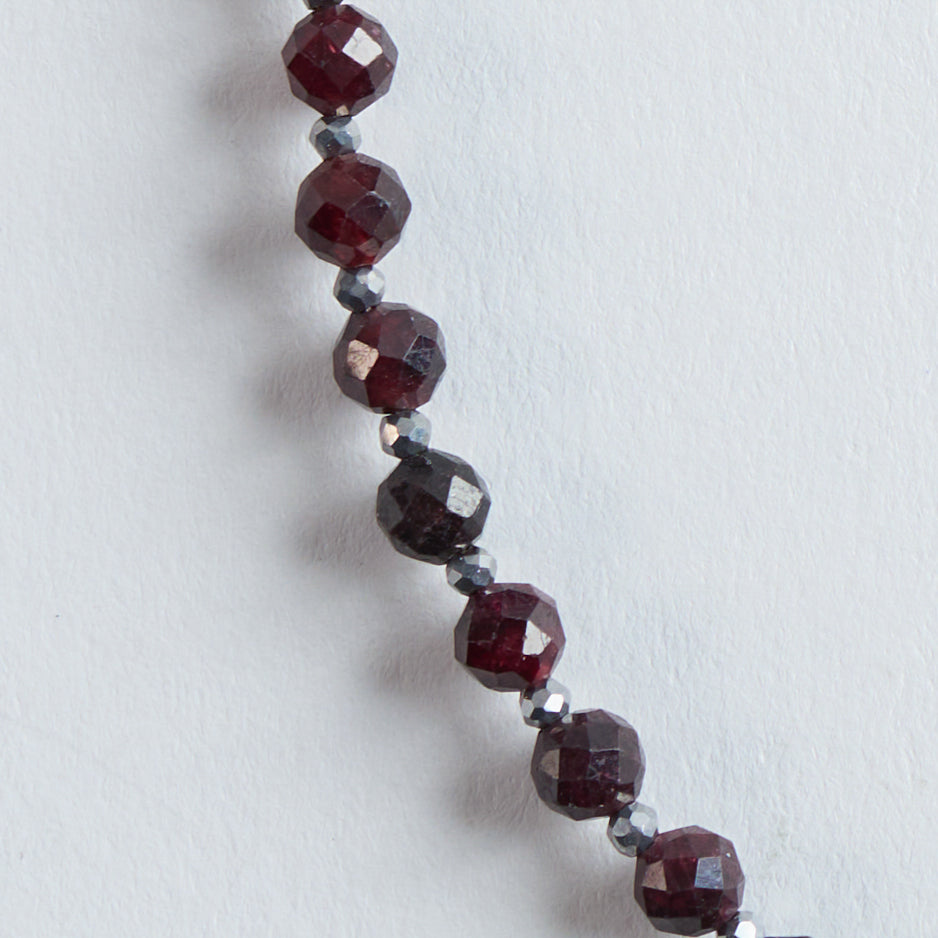 Farbe
Bordeauxrot, Silber