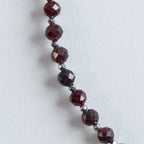 Farbe
Bordeauxrot, Silber