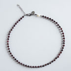 Das Armband Berry Essence greift den tiefen Beerenlook der Halskette auf und übersetzt ihn in eine fein facettierte Perlenreihe fürs Handgelenk. Dunkles Bordeauxrot und kühles Silber spielen dezent miteinander und schaffen einen eleganten Akzent, der sich leicht in deinen Alltag integrieren lässt.
