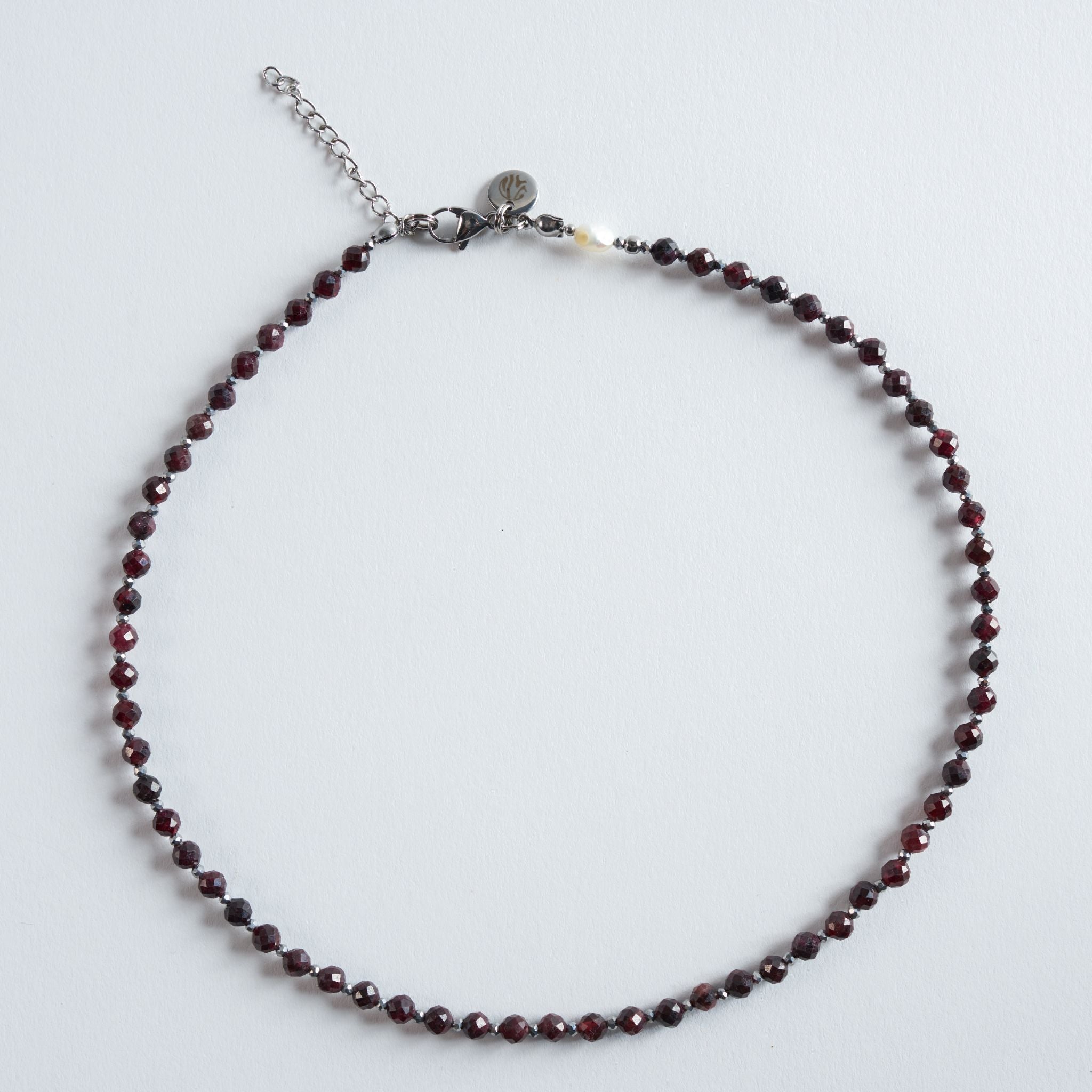 Das Armband Berry Essence greift den tiefen Beerenlook der Halskette auf und übersetzt ihn in eine fein facettierte Perlenreihe fürs Handgelenk. Dunkles Bordeauxrot und kühles Silber spielen dezent miteinander und schaffen einen eleganten Akzent, der sich leicht in deinen Alltag integrieren lässt.
