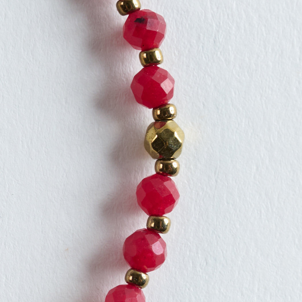 Das Armband wirkt intensiv, ohne aufdringlich zu sein, und lässt sich sowohl im Alltag als auch in Kombination mit weiteren Schmuckstücken vielseitig tragen.

Farbe
Rot und Gold