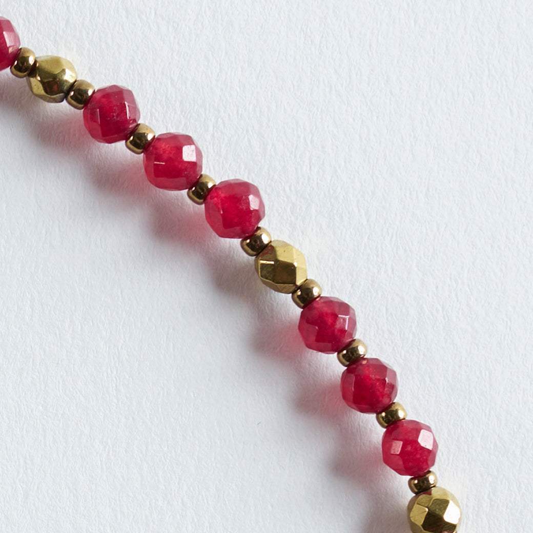 Farbe
Kräftiges Rot, Gold