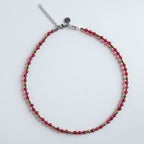 „Shine Red“ bringt kraftvolle Rottöne und warmes Gold in einem modernen, facettierten Design zusammen. Die Perlen reflektieren das Licht mit jedem kleinen Bewegungsmoment und verleihen der Kette eine lebendige, elegante Ausstrahlung. 