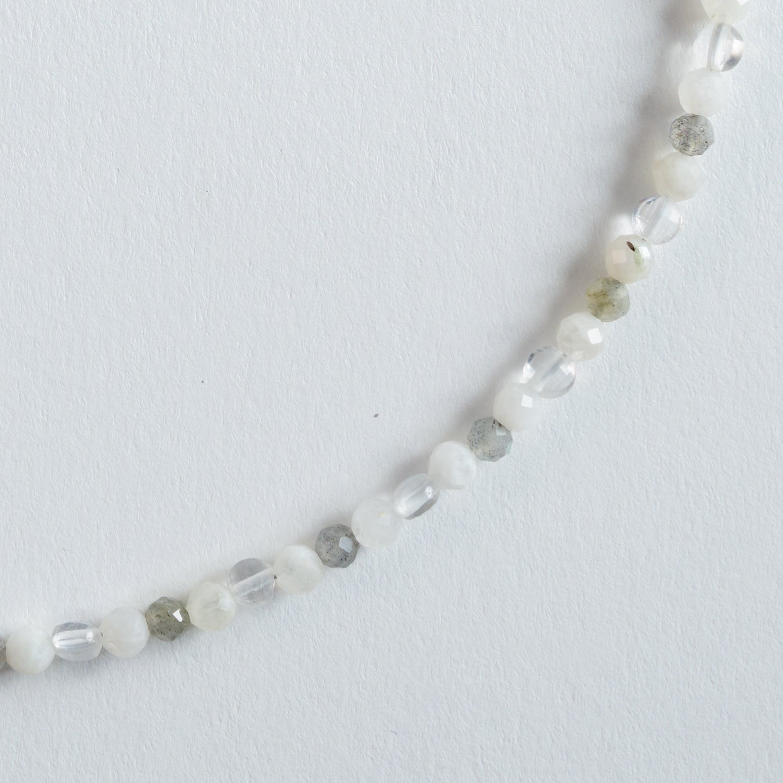 Farbe:
Weiß, Hellgrau, dezente Schimmerakzente