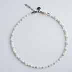 Die Kette „Snow“ kombiniert Mondstein, Bergkristall und Labradorit zu einem sanften, hellen Farbspiel aus Weiß, Grau und schimmernden Highlights. Die feinen, natürlichen Reflexe der Steine erzeugen ein elegantes, ruhiges Gesamtbild, das sich vielseitig kombinieren lässt.