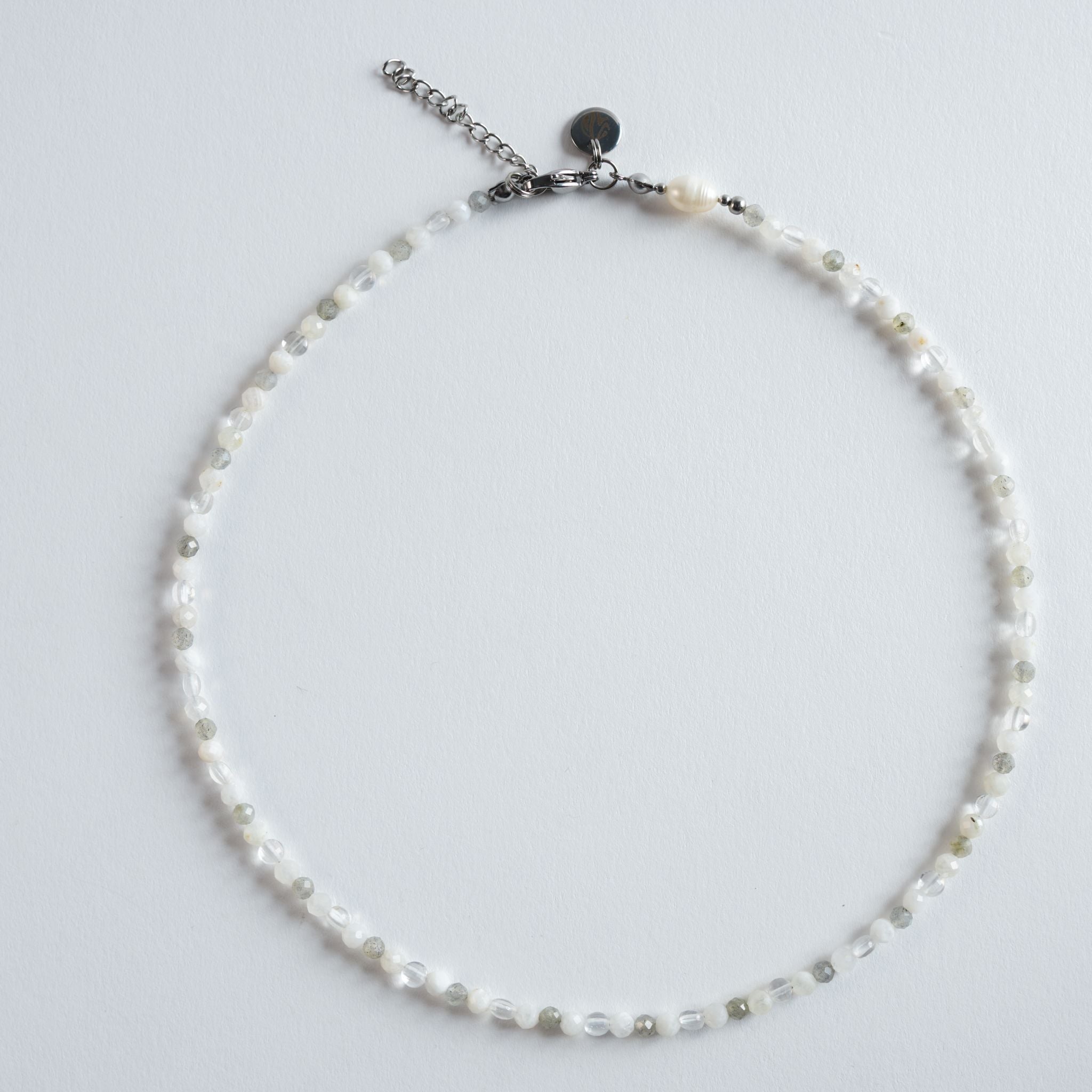 Die Kette „Snow“ kombiniert Mondstein, Bergkristall und Labradorit zu einem sanften, hellen Farbspiel aus Weiß, Grau und schimmernden Highlights. Die feinen, natürlichen Reflexe der Steine erzeugen ein elegantes, ruhiges Gesamtbild, das sich vielseitig kombinieren lässt.