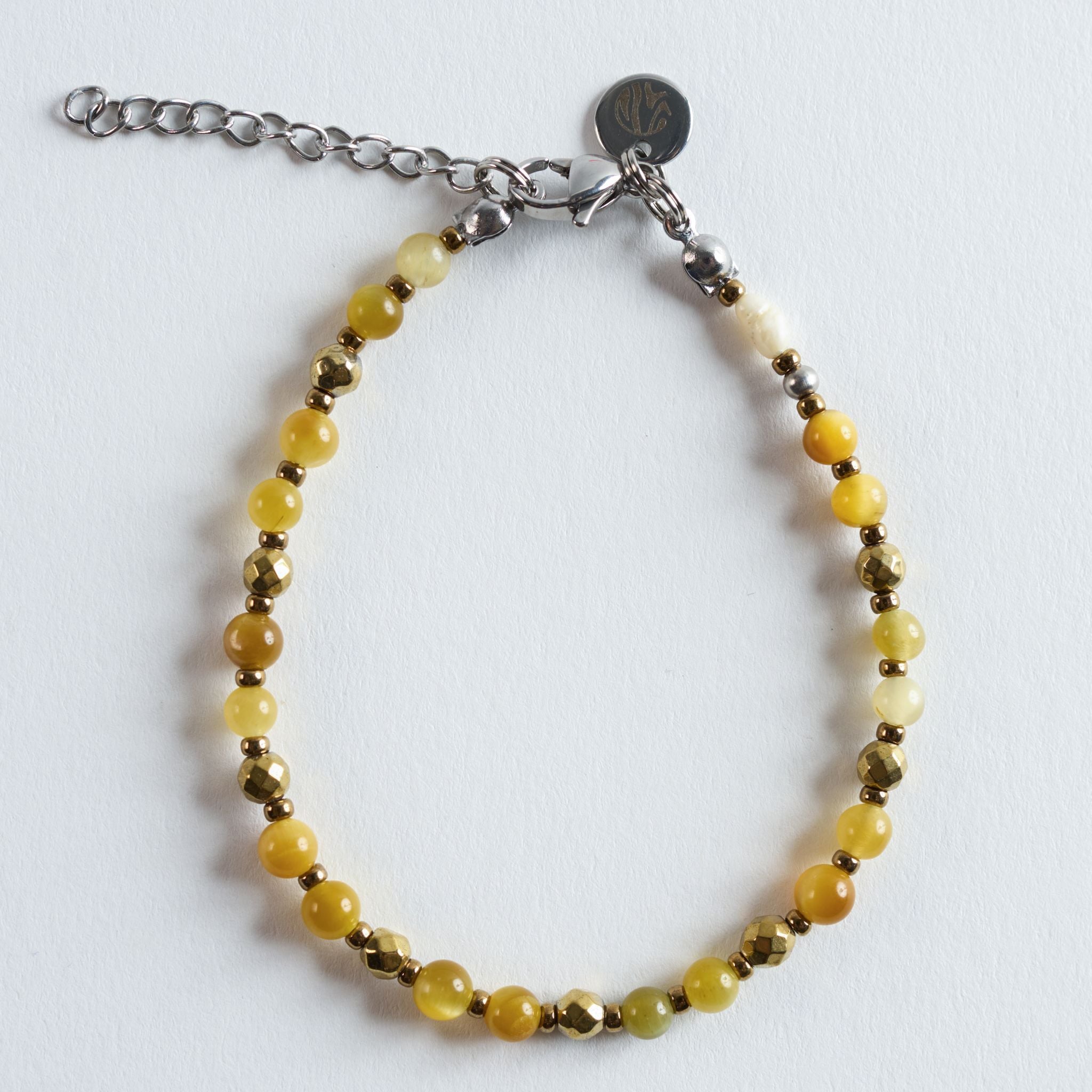 Shine Yellow bringt warme Gelbtöne und goldene Reflexe ans Handgelenk. Die Kombination aus sanft leuchtendem Gelb und facettierten Goldakzenten erinnert an Sonnenstrahlen und verleiht jedem Outfit eine freundliche, strahlende Note.