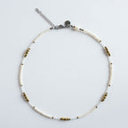 Die Halskette „Ivory“ kombiniert feine, helle Perlen mit goldenen Akzenten zu einem klaren, eleganten Design. Die zarten Weiß- und Cremetöne wirken leicht und modern, während die goldfarbenen Hämatitdetails dem Schmuckstück eine hochwertige, warme Note verleihen. Ein minimalistisches, stilvolles Modell, das sich vielseitig stylen lässt – ob einzeln oder im Layering.