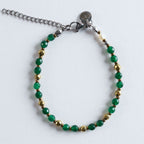 Das Armband Shine Green greift das smaragdgrüne Farbspiel der Halskette auf und setzt es in einer feinen, facettierten Perlenreihe fürs Handgelenk um. Die Kombination aus Grün und Gold wirkt frisch, klar und lässt sich mühelos solo oder im Set tragen.