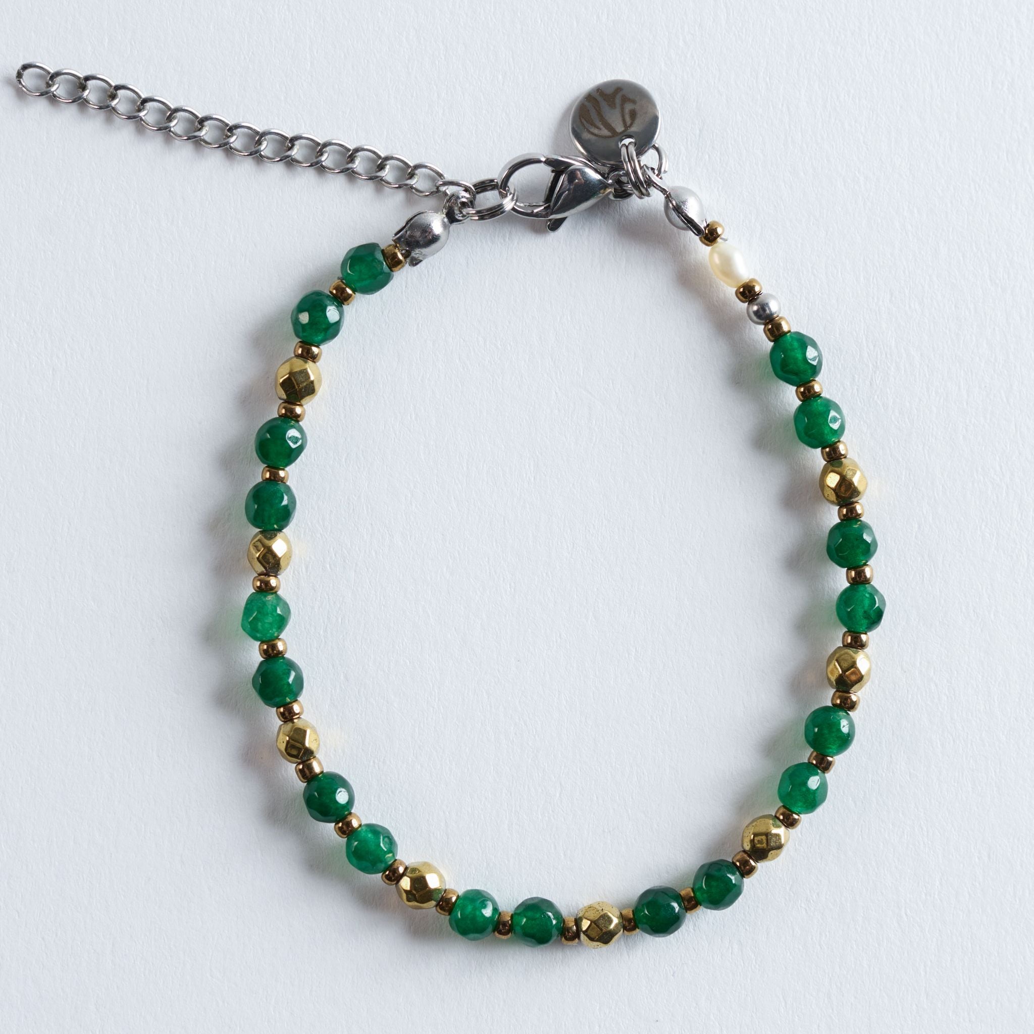 Das Armband Shine Green greift das smaragdgrüne Farbspiel der Halskette auf und setzt es in einer feinen, facettierten Perlenreihe fürs Handgelenk um. Die Kombination aus Grün und Gold wirkt frisch, klar und lässt sich mühelos solo oder im Set tragen.