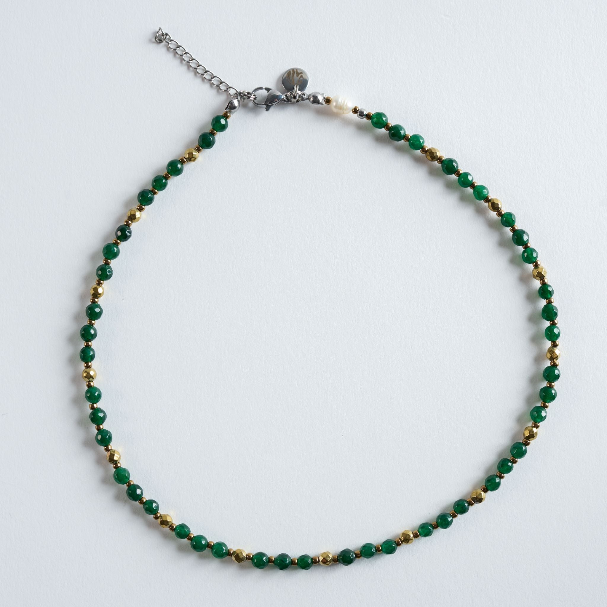 „Shine Green“ kombiniert tiefes Smaragdgrün mit goldenen Details, die dem Design eine warme, hochwertige Note verleihen. Die facettierten Perlen fangen das Licht weich ein und erzeugen ein ruhiges, harmonisches Funkeln. Das satte Grün wirkt modern und natürlich zugleich – ein vielseitiges Stück, das sowohl Alltag als auch besondere Anlässe veredelt.