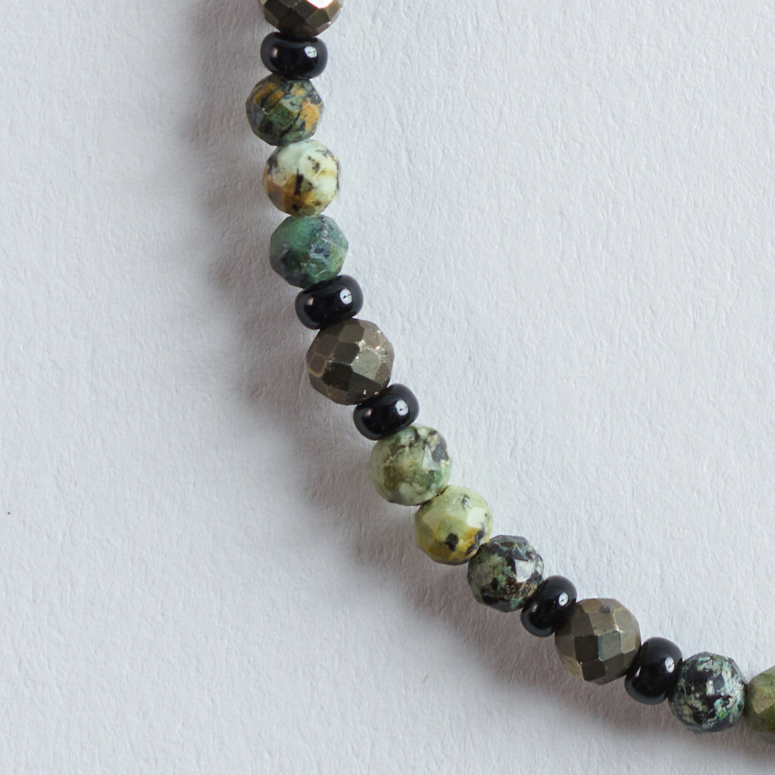 Farbe
Dunkelgrün, Schwarz, dezente Gold- und Erdtöne