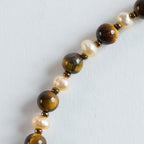 Farben
Braun, Creme, Gold